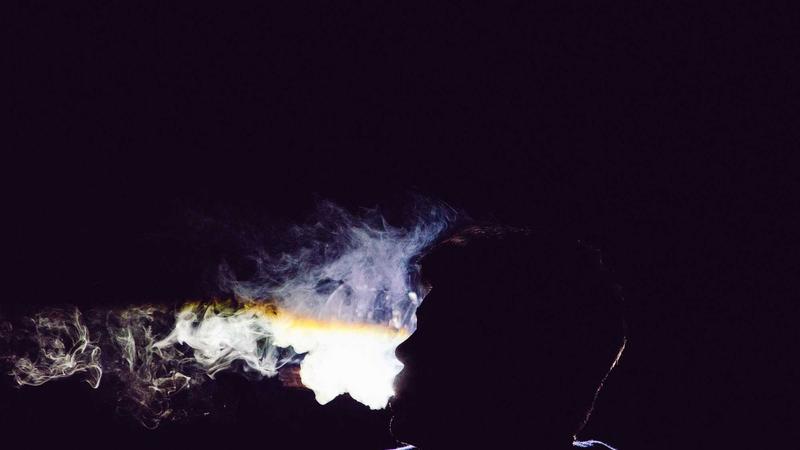 后期剪辑室里主创与剪辑师讨论时间线